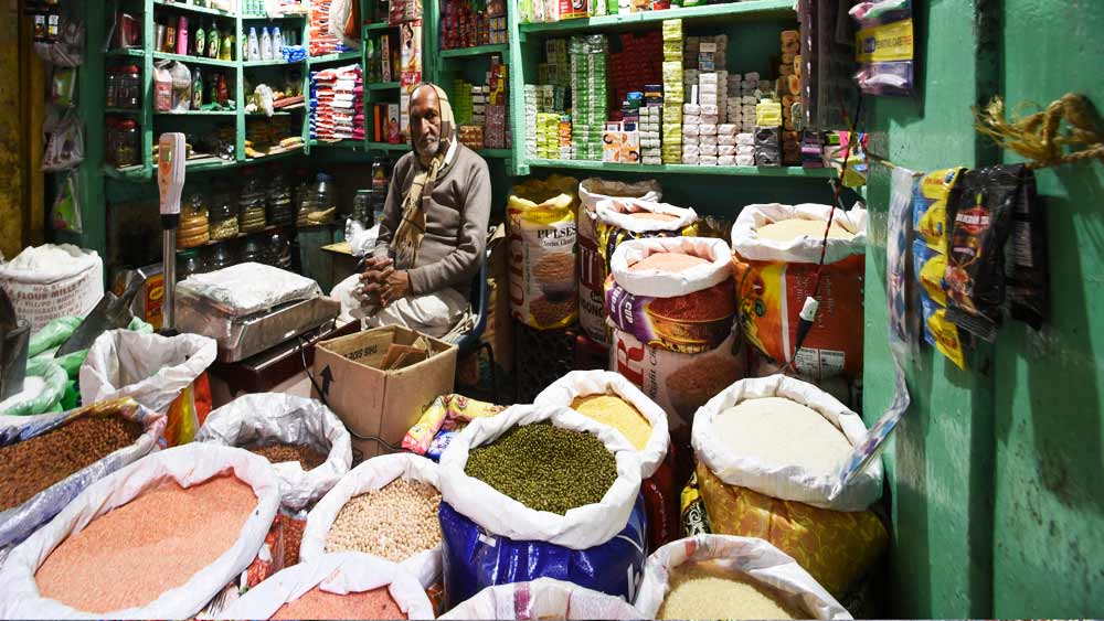  গাছের অবস্থান বা পরিচয় যা-ই হোক না কেন, আড্ডার ঠেক বা মজলিশের দরবার গড়ে উঠেছিল তারই আশ্রয়ে। সেই গাছ আর আজ নেই। তার স্মৃতি নিয়ে রয়ে গিয়েছে ‘বৈঠকখানা বাজার’।