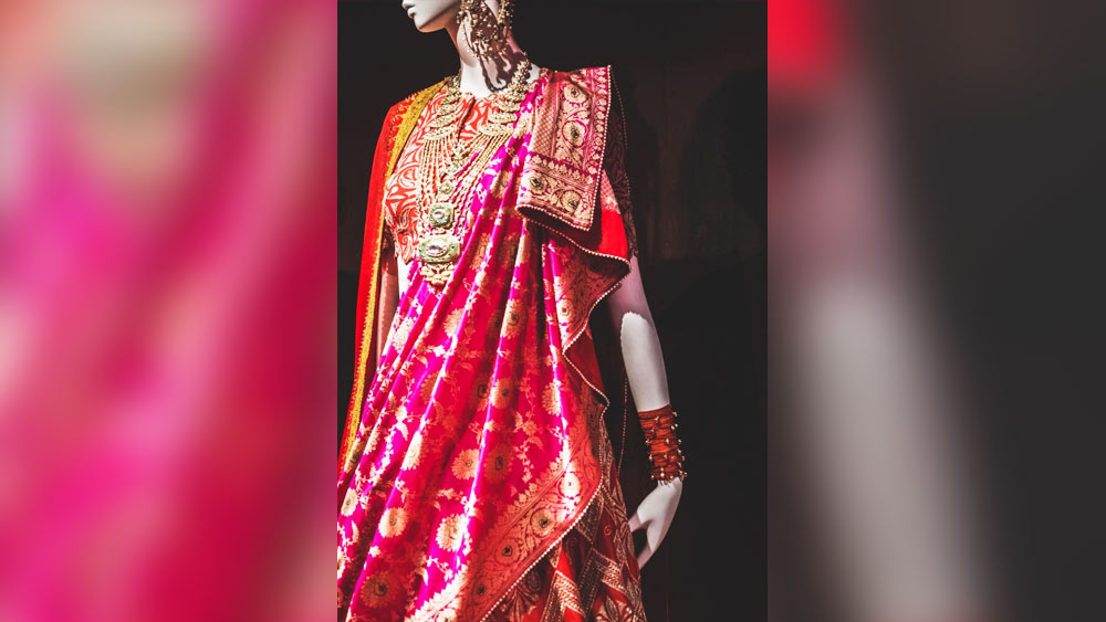 অনামিকা খান্না: বিয়ের শাড়িতে থাকুক নতুনত্বের ছোঁয়া। শাড়ির পাড়ে বা আঁচলের দিকে একটু ভারী কারুকাজ যদি পছন্দ হয় তা হলে সেজে উঠতে পারেন অনামিকা খান্নার এই ব্রোকেড শাড়িতে।