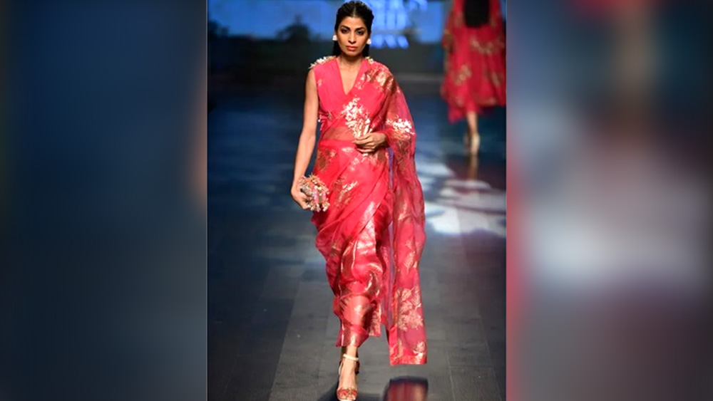 নিকাশা: জমকালো নয়, বিয়েতে অনেকেই হাল্কা সাজতে পছন্দ করেন। সে ক্ষেত্রে পরনে যদি হাল্কা শাড়ির পাশাপাশি একই রকম সৌন্দর্য বজায় রাখতে চান তা হলে পরে দেখুন এই নিকাশা গোলাপি ব্রোকেড শাড়িটি।
