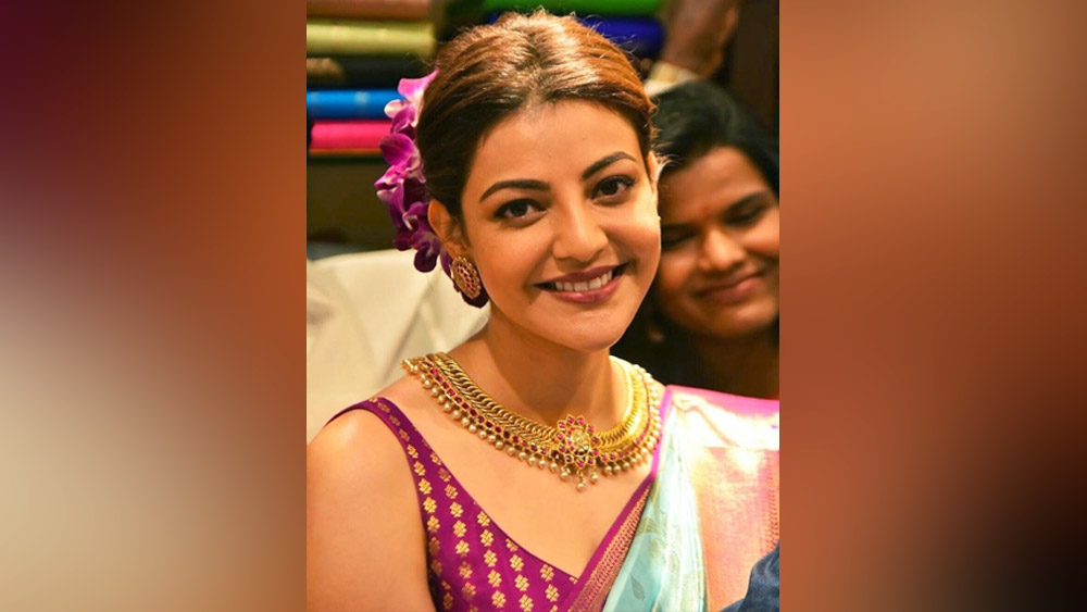 কাতান বা ব্রোকেডের শাড়ির সঙ্গে পরতে পারেন টেম্পল জুয়েলারি।