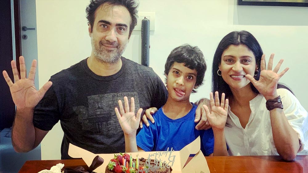 কিন্তু ছেলে হারুণের জন্য নতুন নিয়মে জীবন যাপন শুরু করে প্রাক্তন দম্পতি। আক্ষরিক অর্থেই নিজেদের মধ্যে তৈরি হওয়া দূরত্ব কমিয়ে ফেলেন দুই শিল্পী। পারস্পরিক মনোমালিন্য ১০ বছরের ছেলেকে যেন প্রভাবিত না করে, সেই কথা মাথায় তাঁদের এই সিদ্ধান্ত।