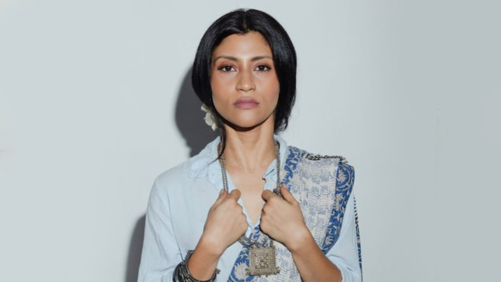 অভিনেত্রী হিসেবে তাঁর প্রশংসায় পঞ্চমুখ দেশের অন্যতম চলচ্চিত্র সমালোচকরা। তাও কেবল মাত্র গায়ের রঙের জন্য একাধিক বার পরিচালকেরা বাতিল করে দিয়েছিলেন কঙ্কনাকে। বলিউডে একাধিক বার প্রত্যাখ্যাত হয়েও হার মানেননি নায়িকা। দুরন্ত অভিনয় দিয়ে সবার মন জয় করে নিয়েছেন তিনি।