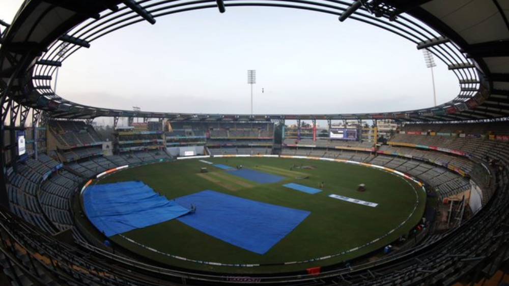 সরাসরি: কোহলীদের দ্বিতীয় টেস্টে টসে দেরি, সাড়ে ১০টায় পিচ দেখবেন আম্পায়াররা