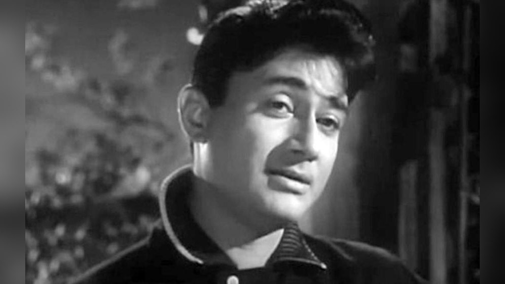 কালো পোশাক পরলে দুর্দান্ত দেখাত। এমনিতেই স্মার্ট। সুপুরুষ। সুঠাম চেহারা। তার ওপর গায়ের উজ্জ্বল রং আরও ফুটত কালো রঙের বৈপরীত্যে। রাস্তাঘাটে চোখের সামনে ওই রকম একখানা  ঝকঝকে চেহারা দেখলে মহিলাকূল নাকি আকছার দুর্ঘটনা ঘটাতেন। ভক্তরা সামলাতে না পেরে বাড়ির ছাদ অথবা  বারান্দা থেকে ঝাঁপ দিয়েছেন, এমন নজিরও রয়েছে। জনপ্রিয়তার বহর দেখে হস্তক্ষেপ করে আদালতও।