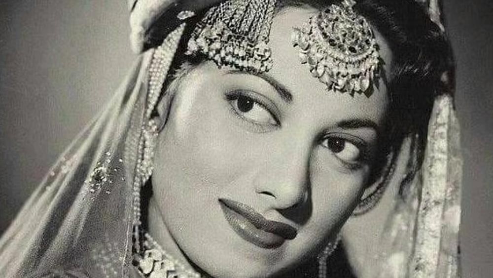 ভারতীয় সিনেমায় রোম্যান্টিক নায়কের ক্ষেত্রে দেব আনন্দ নিজেই একটি প্রতিষ্ঠান। অগণিত নারীহৃদয়ে তিনি দোলা দিয়েছেন। শোনা গিয়েছে সহঅভিনেত্রীদের সঙ্গে তাঁর সম্পর্কের গুঞ্জনও। কিন্তু দেব আনন্দের মনে প্রথম যিনি দাগ কেটেছিলেন, তিনি সুরাইয়া। বলিউডের প্রেম পর্বের অন্যতম ছিল দেব আনন্দ-সুরাইয়া সম্পর্ক। যদিও সম্পর্কের পরিণতি ছিল বিয়োগান্তক।