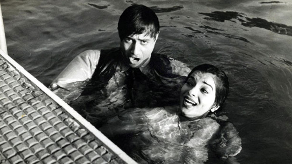 নায়িকা সুরাইয়ার রূপ ও গুণে প্রথম আলাপেই মুগ্ধ হন দেব আনন্দ। সবথেকে ভাল লেগেছিল নায়িকার ‘ডাউন টু আর্থ’ মনোভাব। ভাললাগার মানুষের সঙ্গেই এল অভিনয়ের সুযোগ। ১৯৪৮ সালে মুক্তি পায় দেব আনন্দ-সুরাইয়ার ছবি ‘বিদ্যা’। ছবিতে ‘কিনারে কিনারে চলে যায়েঙ্গ’ গানের শুটিংয়ের সময় নৌকো উল্টে প্রায় ডুবে যাচ্ছিলেন সুরাইয়া। প্রাণের ঝুঁকি নিয়ে তাঁকে বাঁচান দেব আনন্দ। এই ঘটনার পর থেকে দেব আনন্দের প্রেমে সুরাইয়া হাবুডুবু খেতে লাগলেন।