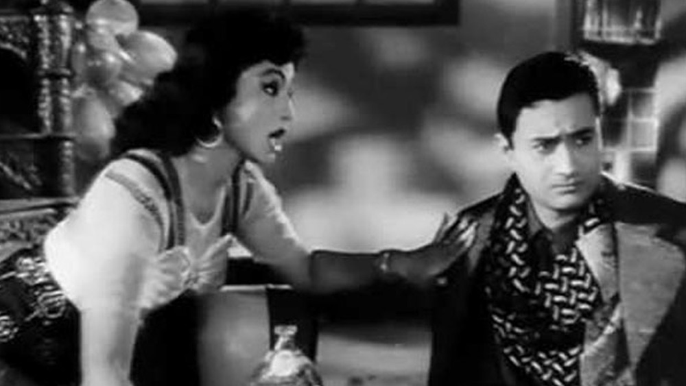 ১৯৫০ সালে মুক্তি পায় তাঁদের ছবি ‘নীলি’। শুটিং সেটে সুরাইয়াকে আরও একবার বিয়ের প্রস্তাব দেন দেব আনন্দ। পালিয়ে গিয়ে বিয়েতেও কোনও আপত্তি ছিল না তাঁর। কিন্তু সামাজিক চক্ষুলজ্জার ভয়ে রাজি হননি সুরাইয়া। রাগে জ্ঞান হারিয়ে প্রেমিকাকে চড় মেরেছিলেন দেব আনন্দ। বলেছিলেন, ‘সুরাইয়া ভীতু ও কাপুরুষ।’ পরে এই ঘটনার জন্য বার বার ক্ষমা চান অনুতপ্ত দেব আনন্দ। পরের বছর সুরাইয়াকে হিরের আংটি দিয়ে প্রোপোজ করেন দেব আনন্দ। সেটি অনামিকায় পরেও ফেলেন সুরাইয়া। তবে সেই আংটি তাঁর দিদিমার নজর এড়ায়নি। এমনকি, তিনি যখন জানতে চান, সুরাইয়া সত্যি কথা-ই বলেন। ওই আংটি তাঁর হাত থেকে খুলে নিয়ে সমুদ্রে ছুড়ে ফেলে দেন বাদশা বেগম।