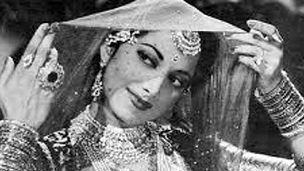 তবু দেব আনন্দ আসতেন তাঁর প্রেয়সীর সঙ্গে দেখা করতে। বাড়ির পিছনের সিঁড়ি দিয়ে উঠে সুরাইয়ার সঙ্গে দেখা করতেন বাড়ির ছাদে। সেখানেই তাঁদের শেষ দেখা হয়েছিল। বন্দোবস্ত করে দিয়েছিলেন সুরাইয়ার মা। সেটাই ছিল দু’জনের শেষ সাক্ষাৎ। দু’জনেই ঠিক করেছিলেন আর দেখা করবেন না। শেষ হয়ে গিয়েছিলে দু’জনের চার বছরের সম্পর্ক। মানসিক ভাবে ভেঙে পড়া দেব আনন্দের পাশে দাঁড়িয়েছিলেন তাঁর দাদা চেতন আনন্দ। পরামর্শ দিয়েছিলেন সম্পর্ক থেকে বেরিয়ে এসে অভিনয়ে মনোনিবেশ করতে।