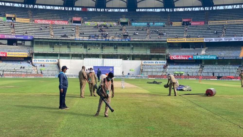 সরাসরি: ভারত-নিউজিল্যান্ড দ্বিতীয় টেস্টের টস সাড়ে ১১টায়, পিচ দেখে জানালেন আম্পায়াররা