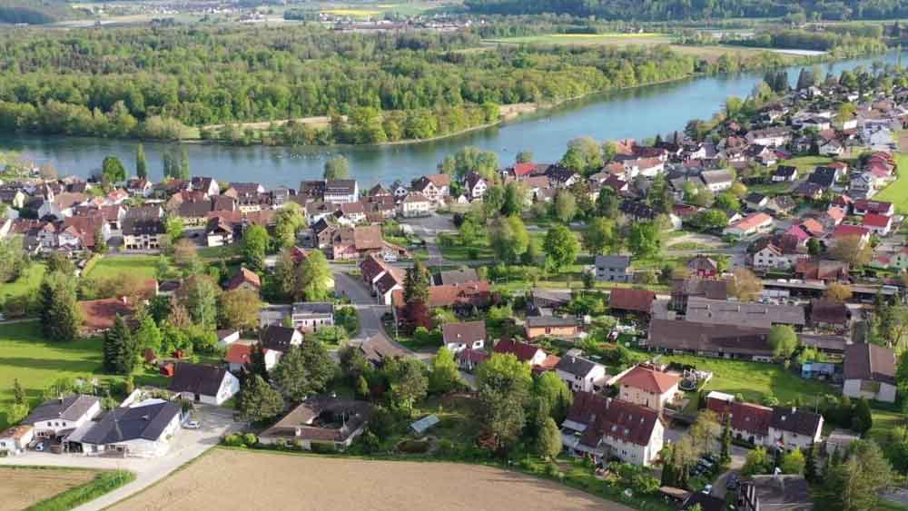 দু’দেশের শহর: একটাই শহর অবস্থিত দুই দেশে! শুনতে অবাক লাগলেও এমন হয়। বুজিংহেম আম হোরখায়েন জার্মান শহর হলেও সুইৎজারল্যান্ডে অবস্থিত। অর্থনৈতিক ভাবে সুইৎজারল্যান্ডের অধীনে পড়লেও, প্রসাশনিক নিয়ম-কানুন জার্মানিরই মেনে চলা হয় এখানে