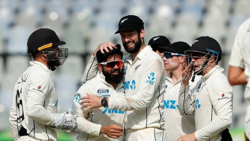 সরাসরি: অজাজ ফেরালেন শ্রেয়সকে, ১৬০ রানে ভারতের চতুর্থ উইকেটের পতন