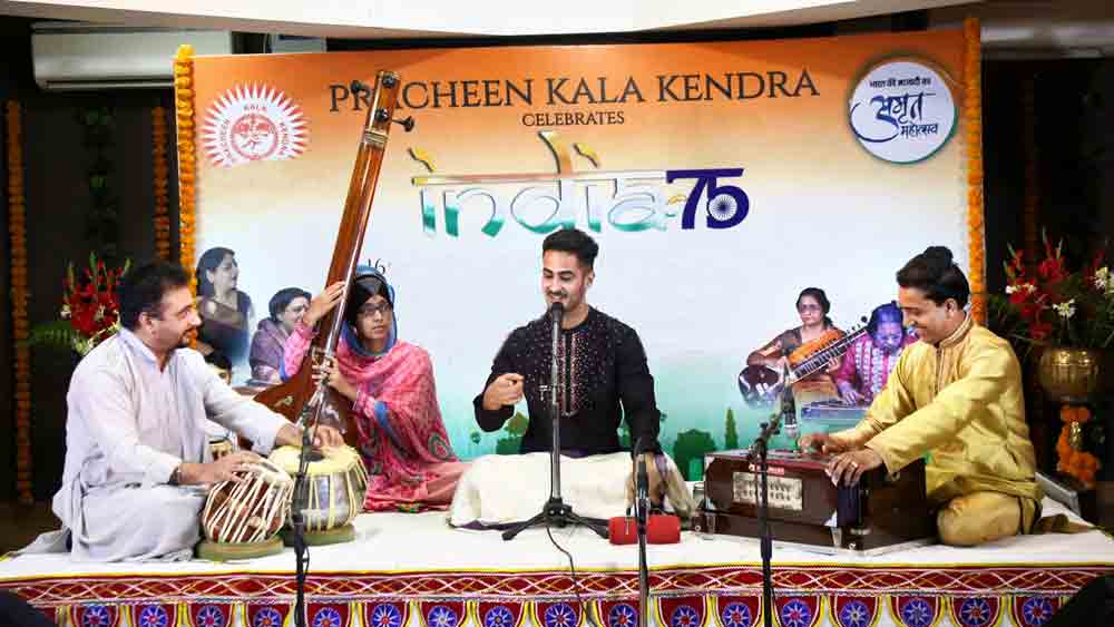 ধ্রুব শর্মাকে তবলায় সঙ্গত আবির্ভাব বর্মার, হারমোনিয়ামে তরুণ জোশী