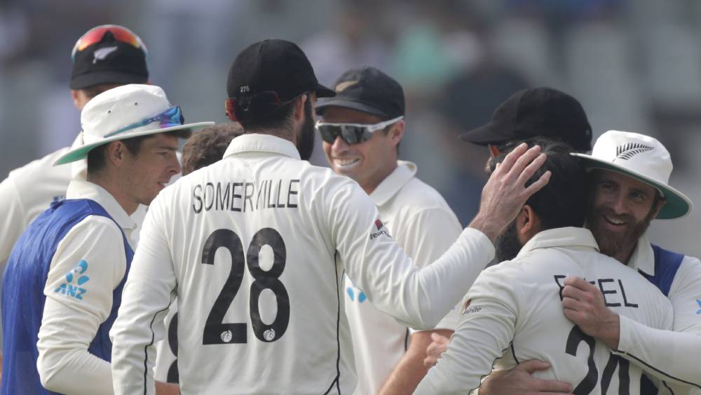 সরাসরি: দেড়শো করে আউট ময়াঙ্ক, ৭ উইকেট নিলেন অজাজ