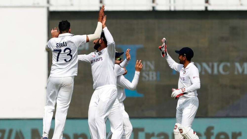 সরাসরি: নিউজিল্যান্ডের অষ্টম উইকেটের পতন, সিরাজ-অশ্বিনদের দাপটে চাপে কিউয়িরা