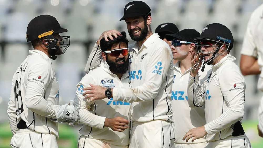 নিউ লিন থেকে অ্যাভনডেল কলেজে গিয়ে আর এক ভারতীয় বংশোদ্ভূত জিত রাভালের সঙ্গে পরিচয় হয় অজাজের। দু’জনে একে অপরের প্রিয় বন্ধু হয়ে ওঠেন।