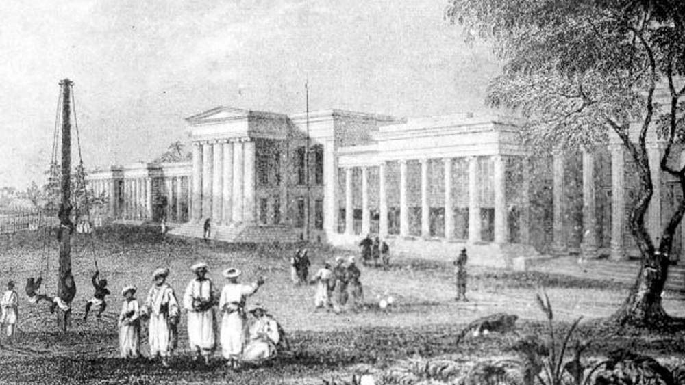 আজকের কলেজ স্ট্রিট দিয়েও সে সময় সামরিক বাহিনী নিয়মিত যাতায়াত করত। কিন্তু ক্রমে এই রাজপথের মূল পরিচয় হয়ে দাঁড়ায় শিক্ষাকে কেন্দ্র করেই। সেই পরিচয়ের মূলে রয়েছে হিন্দু কলেজ, আজকের প্রেসিডেন্সি বিশ্ববিদ্যালয়। অথচ এর আগেই এখানে প্রতিষ্ঠিত হয়েছিল ‘সংস্কৃত কলেজ’। কিন্তু রাস্তার নামের সঙ্গে ‘কলেজ’ শব্দটি জুড়ে যায় হিন্দু কলেজ প্রতিষ্ঠার পর থেকেই।