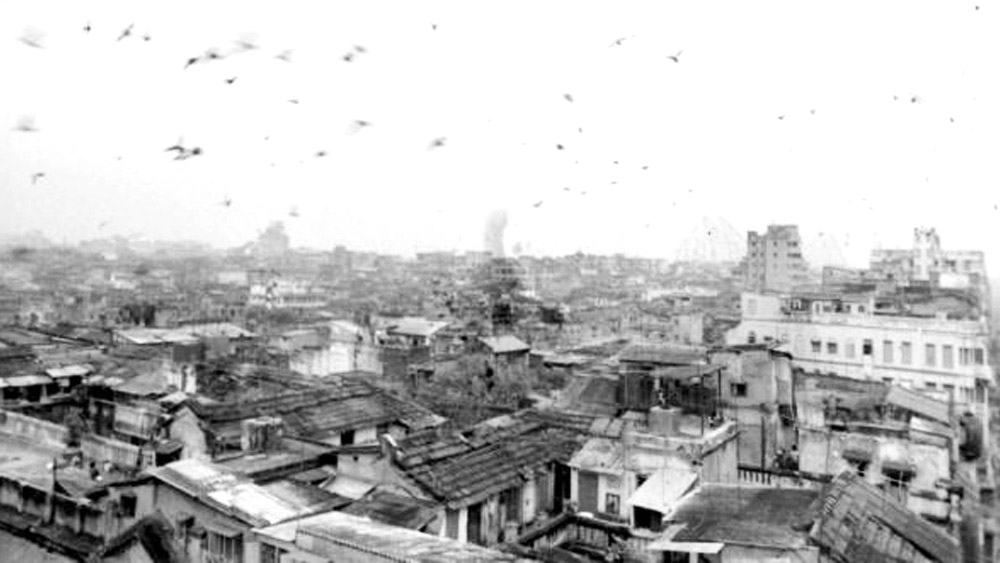 মাত্র ২০ জন ছাত্রকে নিয়ে প্রথম ক্লাস শুরু হয়েছিল গরানহাটায় (আজকের চিৎপুর) গৌরচাঁদ বসাকের বাড়িতে। মূলত হিন্দু পরিবারের ছাত্রদের জন্য হলেও প্রতিষ্ঠানের দরজা খোলা ছিল অহিন্দুদের জন্যেও। গৌরচাঁদ বসাকের বাড়িতে ঘরভাড়া করে কয়েক দিন এর পঠনপাঠন চলেছিল।