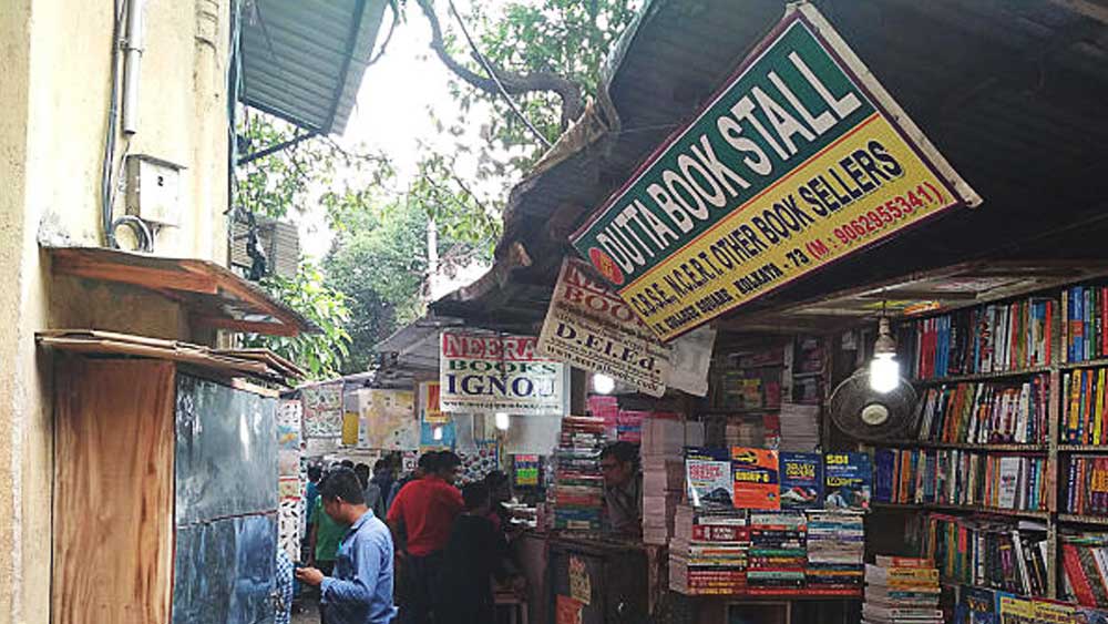 হিন্দু কলেজ নতুন ঠিকানায় আসার সঙ্গে দ্রুত বদলে গেল জায়গাটির চালচিত্র। ঠনঠনিয়া থেকে এলাকার পরিচিতি হয়ে দাঁড়াল কলেজপাড়া। আরও পরে, রাস্তার নাম হল কলেজ স্ট্রিট। স্বভাবতই এখানে পড়ুয়া সমাগম বৃদ্ধি পেল। বাড়ল বইয়ের চাহিদাও।