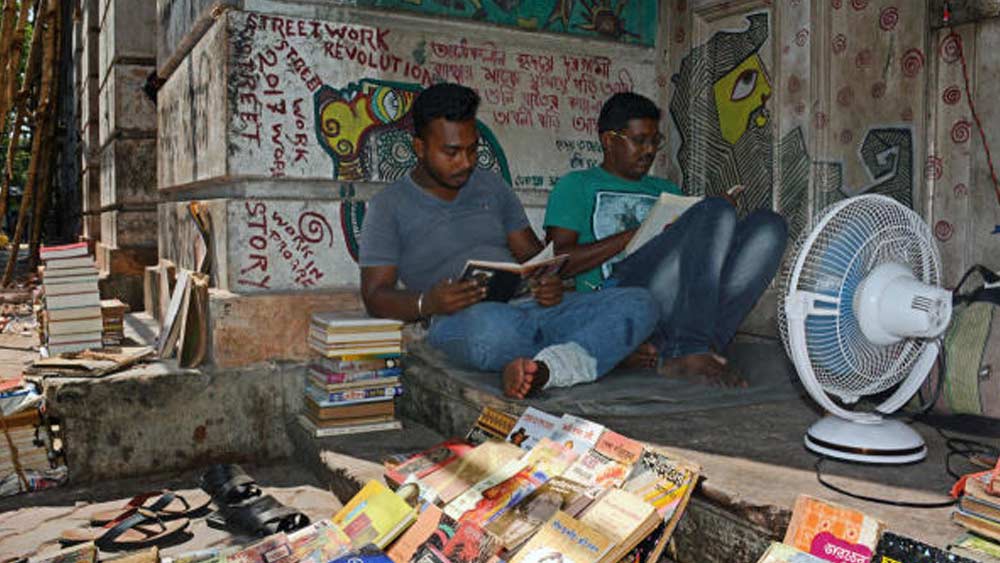 তখনও এখানে ফুটপাত তৈরি হয়নি। রাস্তার ধারে চট বিছিয়ে পুরনো বই বিক্রি করতে বসতেন বিক্রেতারা। কাঙ্খিত বইয়ের জন্য ঘণ্টার পর ঘণ্টা অপেক্ষা করতেন ক্রেতারা। ফুটপাতে দাঁড়িয়ে তাঁরা বই পড়তেন। সেই ট্র্যাডিশন আজও চলছে।