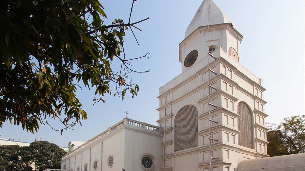 বড়বাজারের ঘিঞ্জি গলির মধ্যে আছে আর্মেনিয়ান গির্জা। যা পুরনো সমাধিক্ষেত্রের জমিতে তৈরি হয়েছিল ১৭২৪ খ্রিস্টাব্দে। পরবর্তী কালে গির্জা লাগোয়া জমিতে একটি প্রাচীন সমাধিফলক আবিষ্কৃত হয়। ফলকে লেখা ওই সমাধিতে ঘুমিয়ে আছেন রেজাবিবেহ সুকিয়া। ১৬৩০ খ্রিস্টাব্দের জুলাইয়ে প্রয়াত হয়েছিলেন রেজাবিবেহ | এটাই এখনও অবধি কলকাতায় আবিষ্কৃত প্রাচীনতম খ্রিস্টান সমাধি।