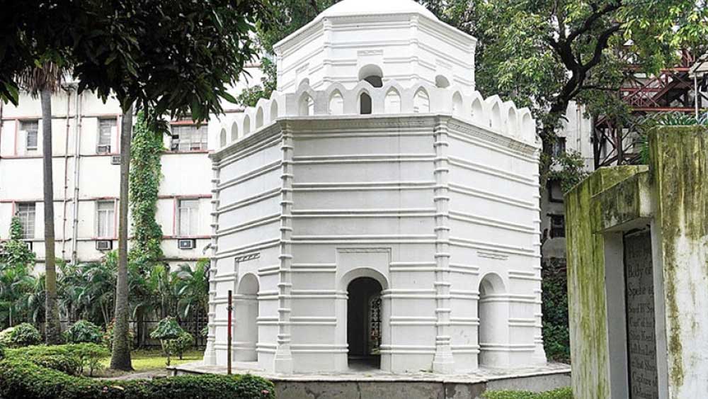 ১৬৩০ খ্রিস্টাব্দে যখন রেজাবিবেহ সমাধিস্থ হলেন কলকাতায়, লন্ডনে জন্মগ্রহণ করলেন জোব চার্নক। অর্থাৎ ব্রিটিশদের অনেক আগে কলকাতায় বিদেশি বণিক হিসেবে পা পড়েছিল আর্মেনীয়দের। কিন্তু ব্রিটিশরা আসার পরে কলকাতায় স্তিমিত হয়ে যায় তাঁদের ব্যবসায়িক প্রতিপত্তি। ১৭৫৭ সালে পলাশি যুদ্ধের পরে কলকাতা পুরোপুরি হয়ে যায় ব্রিটিশদের। কলকাতায় এখনও অবধি আবিষ্কৃত প্রাচীন ব্রিটিশ সমাধিস্থান ছিল সেই জমিতে, যেখানে আজ সেন্ট জোনস গির্জা দাঁড়িয়ে আছে। ১৬৯৩ খ্রিস্টাব্দে কলকাতায় প্রয়াত জোব চার্নকের সমাধিও আছে এখানে।