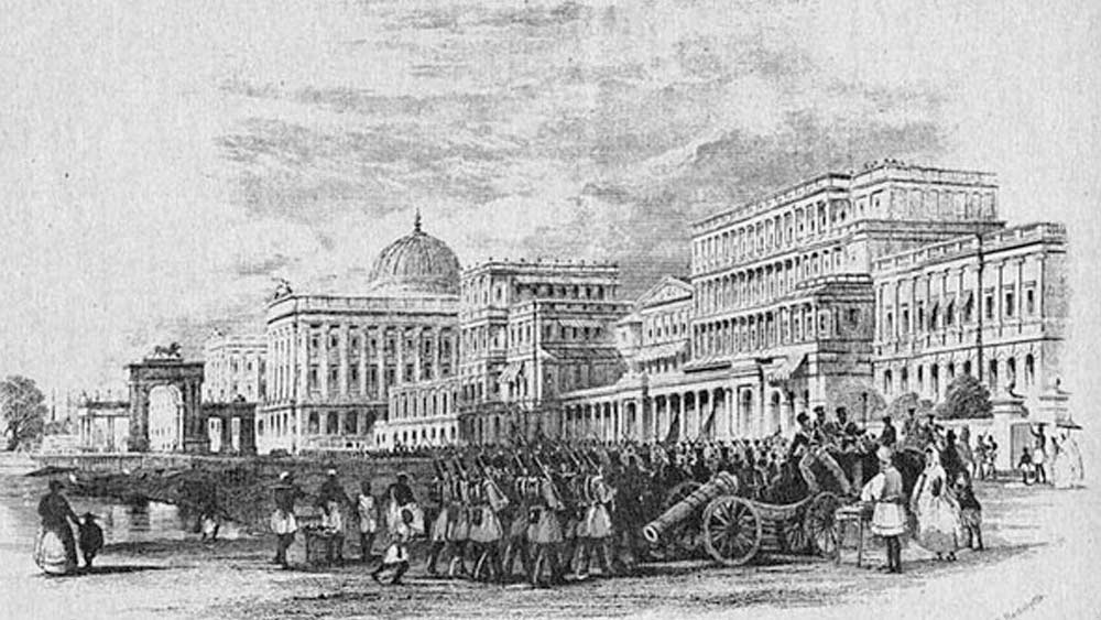 ‘পার্ক স্ট্রিট’ নামকরণের সঙ্গে বদলাতে থাকে চারপাশের ছবিও। চৌরঙ্গি শহরের প্রাণকেন্দ্র হয়ে ওঠাতে ব্রিটিশ সাহেবদের নজর পড়ল গোরস্থান লাগোয়া রাজপথের দিকেও। এক সময়ে যে রাস্তা ছিল ডাকাতদের ডেরা, সেটাই হয়ে উঠল নতুন সাহেবপাড়া।