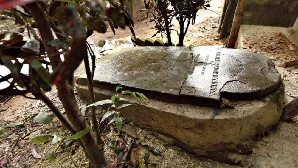 পার্ক স্ট্রিট সমাধিক্ষেত্রে প্রথম যাঁকে সমাধি দেওয়া হয়, তাঁর নাম জন উড। তিনি ছিলেন কাস্টমস হাউজের কর্মচারী। মতান্তরে, এই সমাধিক্ষেত্রে সবার প্রথম যাঁকে শায়িত করা হয়, তিনি জনৈকা শ্রীমতি এস পিয়ারসন। তিনি প্রয়াত হয়েছিলেন ১৭৬৮ খ্রিস্টাব্দে।