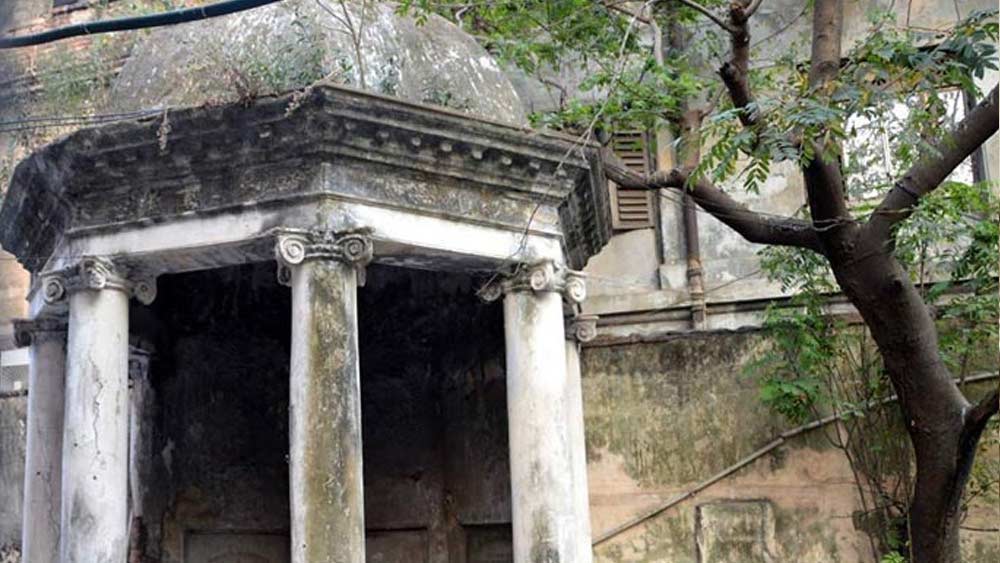 নর্থ পার্ক স্ট্রিট সেমিট্রির একটিমাত্র সমাধি আজ অবশিষ্ট আছে। তার পোশাকি নাম ‘রবার্টসন মনুমেন্ট’। এই স্মৃতিসৌধের নীচে চিরবিশ্রামে শায়িত ব্রিটিশ শাসনের কলকাতা পুলিশের সিনিয়র সুপারিনটেনন্ড্যান্ট এডমুন্ড রবার্টসন।