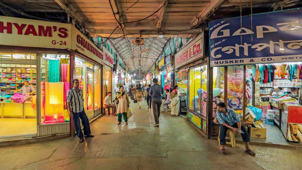 ১৮৬৩ খ্রিস্টাব্দের সনদ বলছে, সেই সময় কলকাতায় সবচেয়ে বড় বাজার হিসেবে পরিচিত ছিল তিরেত্তা সাহেবের বাজার বা আজকের টেরিটি বাজার এবং ধর্মতলা বাজার। চৌরঙ্গি এবং ধর্মতলা স্ট্রিটের সংযোগস্থলে ধর্মতলা বাজারের মালিক ছিলেন সে কালের অন্যতম ধনী বাঙালি, হীরালাল শীল।