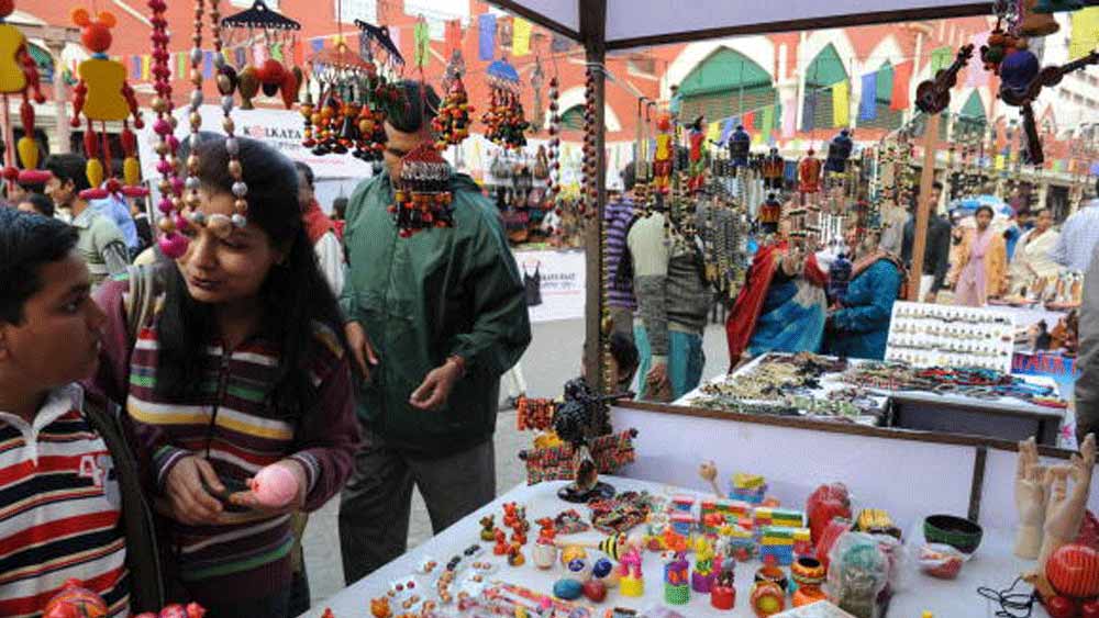 কিন্তু এই বাজারের পরিবেশ পছন্দ ছিল না ব্রিটিশদের। তাঁদের মনে হয়েছিল এই বাজারের পরিবেশ বদ্ধ ও ঘিঞ্জি। জিনিসপত্রের চড়া দাম নিয়েও অভিযোগ উঠত। ফলে প্রস্তাব উঠল নতুন বাজারের। কলকাতার বাজার নিয়ন্ত্রণ করার উদ্দেশ্যে ১৮৭১ সালে পাশ হল ‘দ্য ক্যালকাটা মার্কেটস অ্যাক্ট-৮।’