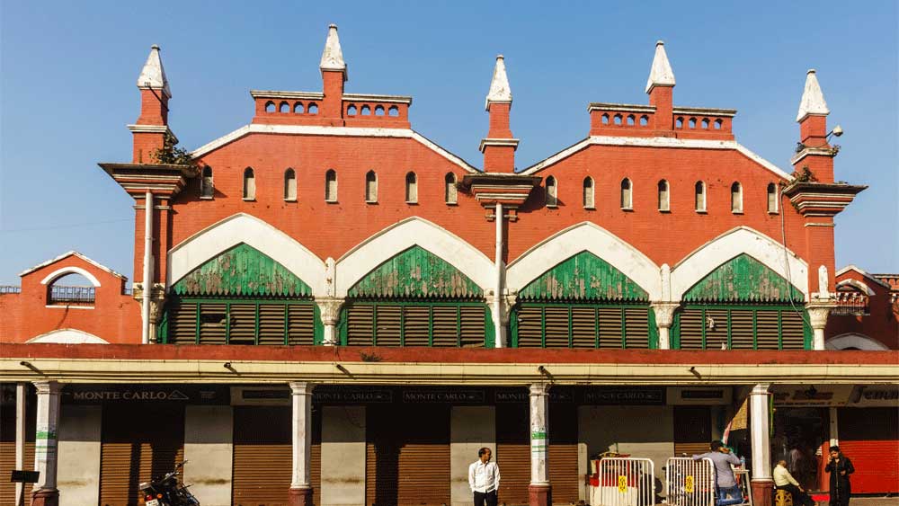 নতুন বাজার তৈরির সময় চেষ্টা করা হল ৬ লক্ষ টাকার বিনিময়ে পুরনো ধর্মতলা বাজারকে কিনে নেওয়ার। কিন্তু এই পদক্ষেপে সাফল্য এল না। কর্পোরেশন স্ট্রিট আর লিন্ডসে স্ট্রিটের মাঝে জায়গা স্থির করা হল নতুন বাজার তৈরির জন্য।