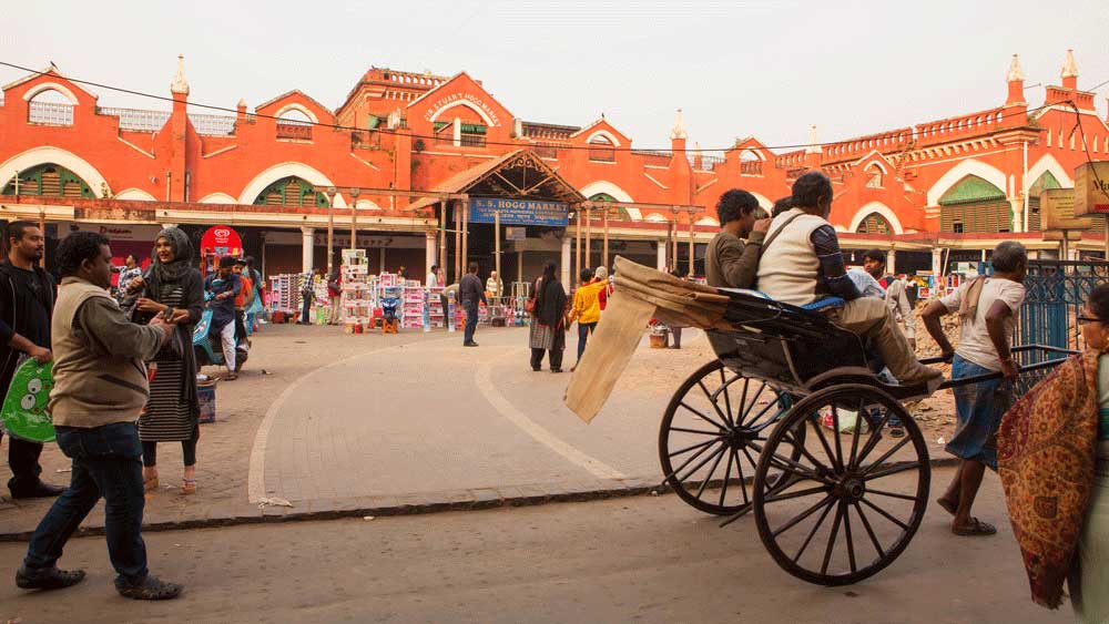 সে যুগে দাঁড়িয়ে এই নতুন বাজার বানাতে মোট ব্যয় হয়েছিল ৬ লক্ষ টাকার বেশি। বাজার তৈরির পরে নানা জটিলতা পেরিয়ে অবশেষে ৭ লক্ষ টাকায় হাতবদল হল পুরনো ধর্মতলা বাজারও।
