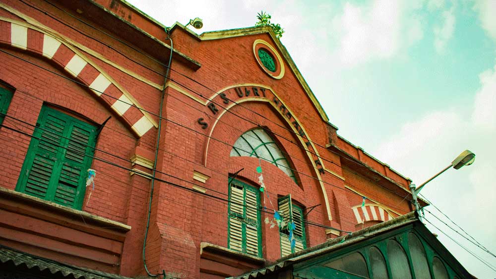 তিন বছর ধরে বানানোর পরে অবশেষে ১৮৭৪ খ্রিস্টাব্দের ১ জানুয়ারি ইউরোপীয় জনগণের জন্য খুলে দেওয়া হল নতুন বাজারের দরজা। কিন্তু বাজার তো হল। এর নাম কী রাখা হবে? কলকাতা কর্পোরেশনের তৎকালীন চেয়ারম্যান স্টুয়ার্ট হগের নামে বাজারের নামকরণ করা হল, ‘স্টুয়ার্ট হগ মার্কেট’। কারণ নতুন বাজার তৈরির পিছনে তাঁর উদ্যোগ ছিল সবথেকে বেশি।