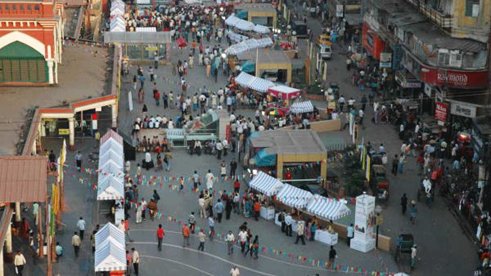 তখন অবশ্য মুখে মুখে এই বাজারকে বলা হত ‘হগসাহেবের বাজার’। ২৮ বছর পরে ১৯০৩ সালে খাতায়কলমে সরকারি ভাবে এর নাম হল ‘স্টুয়ার্ট হগ মার্কেট’। তবে কলকাতাবাসীর কাছে এর আদি অকৃত্রিম পরিচয় ‘নিউ মার্কেট’।