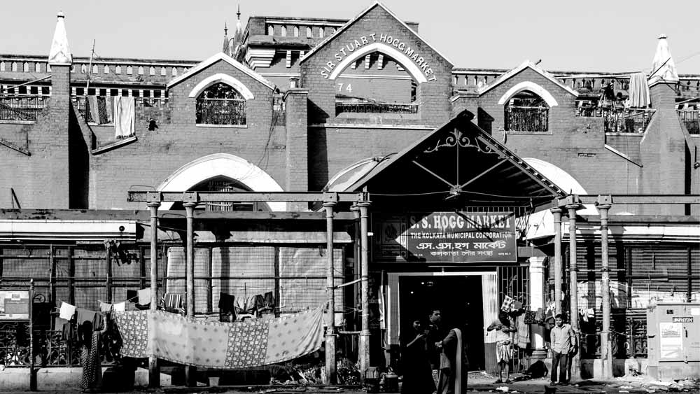 দ্বিতীয় বিশ্বযুদ্ধ অবধি বিভিন্ন সময়ে আকারে ও আয়তনে বৃদ্ধি পেয়েছে নিউ মার্কেট। ১৯০৯ সালে ৬ লক্ষ টাকা ব্যয়ে তৈরি হয়েছিল এর উত্তরের অংশ। দ্বিতীয় বিশ্বযুদ্ধের সময়েও জারি ছিল এর নির্মাণপর্ব।