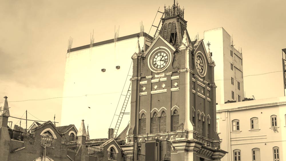 তিরিশের দশকে বর্ধিত হয়েছিল নিউ মার্কেটের দক্ষিণ অংশ। যুক্ত হয়েছিল বিখ্যাত ক্লক টাওয়ার।