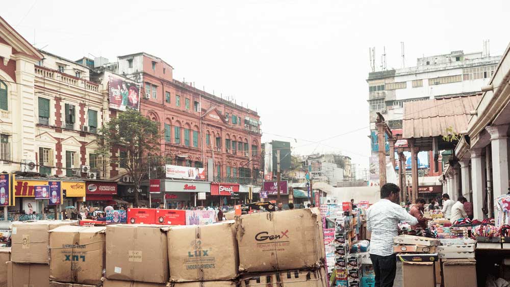 ব্রিটিশ স্থাপত্যের পাশাপাশি যা নজর কাড়ে, তা হল, নিউ মার্কেটের পসরা। বলা হয়, আলপিন থেকে হাতি, সবই নাকি পাওয়া যায় হগসাহেবের বাজারে। এখন কথার কথা হলেও সত্তরের দশক অবধি সত্যিই পোষ্য পাওয়া যেত এই বাজারে।