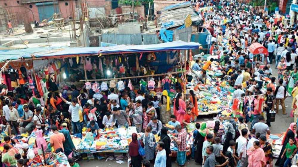 আনাজপাতি, মাছ-মাংস, ফল, নানা ধরনের ফুল থেকে শুরু করে জামাকাপড়, জুতো, ব্যাগ, প্রসাধনী, এমনকি, বিভিন্ন রকমের পরচুলা, সবই থরে থরে সাজানো নিউ মার্কেটের চার হাজার পসরায়। পাশাপাশি পাওয়া যায় বৈদ্যুতিন সামগ্রী, বাসনপত্র এবং হালফ্যাশনের ব্যাগ।