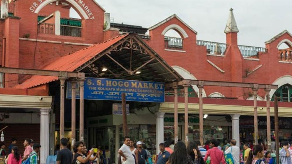 শপিং মল-পূর্ববর্তী কলকাতায় বিদেশি তথা ব্র্যান্ডেড জিনিসের একমাত্র ঠিকানা ছিল নিউ মার্কেট। এখনও হগ সাহেবের এই বাজারের নাহুমস-এর দোকানের কেক, পেস্ট্রি-সহ অন্য খাবারকে সেরা বলে থাকেন খাদ্যরসিকরা। নানারকমের চিজের জন্যও নিউ মার্কেট ক্রেতাদের কাছে সেরা গন্তব্য।