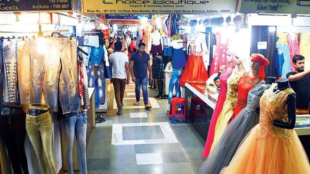 হালফিলের শপিং মল-এর রমরমার মধ্যেও নিউ মার্কেট আছে নিজের ‘অন্যরকম ঘরনার’ জায়গাতেই। ১৯৮৫-র ১৩ ডিসেম্বর, ২০১১-র ২০ জুলাই এবং ২০১৫-র ১৮ মে, এই তিনদিন অগ্নিকাণ্ডে চরম ক্ষতিগ্রস্ত হয় নিউ মার্কেট। কিন্তু আগুনও কেড়ে নিতে পারেনি তার গরিমা। হগসাহেবের নতুন বাজার এখনও কলকাতাবাসীর কাছে চিরবসন্তের দূত।  (ঋণস্বীকার: মিউনিসিপ্যাল ক্যালকাটা:ইটস ইনস্টিটিউশন ইন দেয়ার অরিজিন অ্যান্ড গ্রোথ, এস ডব্লু গুড, কলিকাতার রাজপথ সমাজে ও সংস্কৃতিতে, অজিতকুমার বসু (প্রথম ও দ্বিতীয় খণ্ড)(ছবি:সোশ্যাল মিডিয়া)