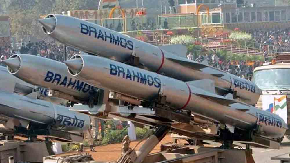 পৃথ্বি ২ ক্ষেপণস্ত্রাটি স্বল্প দূরত্বের ব্যালিস্টিক ক্ষেপণাস্ত্র। ডিআরডিও-র তৈরি এই ক্ষেপণাস্ত্র ৩৫ কিমি পর্যন্ত দূরত্বে গিয়ে শত্রু ডেরায় আঘাত করতে পারে। আরও একটি ব্যালিস্টিক ক্ষেপণাস্ত্র শ‌ৌর্য্য তৈরি করেছে ডিআরডিও। এটি ৭৫০ থেকে ১৯০০ কিলোমিটার পর্যন্ত দৈর্ঘ্য অতিক্রম করে শত্রুপক্ষেকে আঘাত করতে পারে।