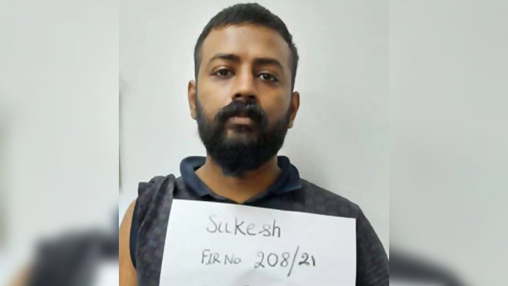 এ কাজে সুকেশের সঙ্গে যুক্ত ছিলেন জেলের কিছু কর্মীও। সুকেশকে জেলের ভিতর মোবাইল ফোন দিয়ে সাহায্য করেছিলেন তাঁরা। কয়েদিদের অনেককেও দলে টেনেছিলেন সুকেশ। তদন্তকারীদের ধারণা, কথার জোরেই এঁদের বশ করেছিলেন বছর ৩২-এর ওই প্রতারক।