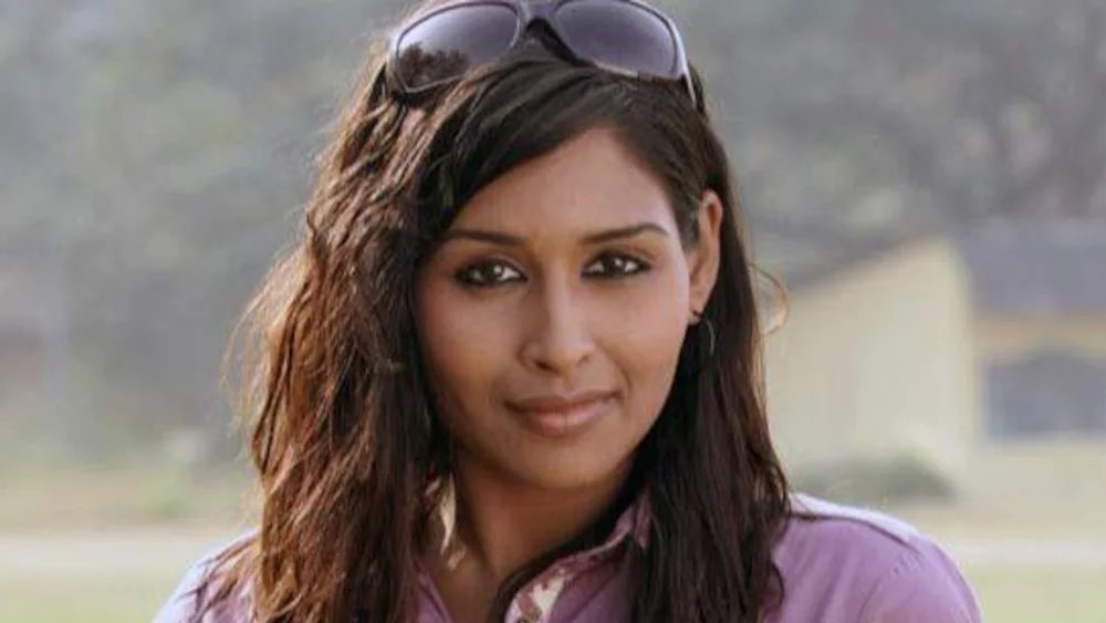 এর পর দু’জনে মুম্বইয়ে চিটফান্ডের ব্যবসা ফেঁদে বসেন। এ বার প্রতারণা করে হাতে আসে ২০ কোটি টাকা। গ্রেফতার হন। জামিন পান। ফের শুরু হয় সুকেশের কাজ।