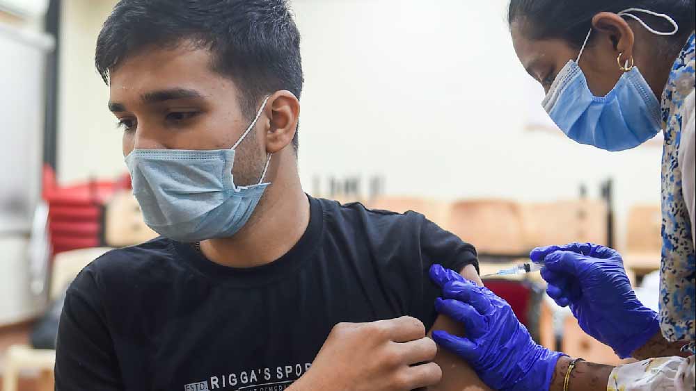 বর্তমানে কোভিডের টিকাগুলো ওমিক্রন থেকেও নিশ্চিত ভাবে কিছুটা সুরক্ষা দেবে। মনে করেন সংক্রামক রোগ বিশেষজ্ঞ যোগীরাজ রায়।