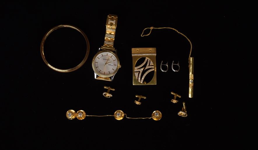 সোনার ঘড়ি থেকে সোনার বকলস, পাঞ্জাবির বোতাম — আছে সবই