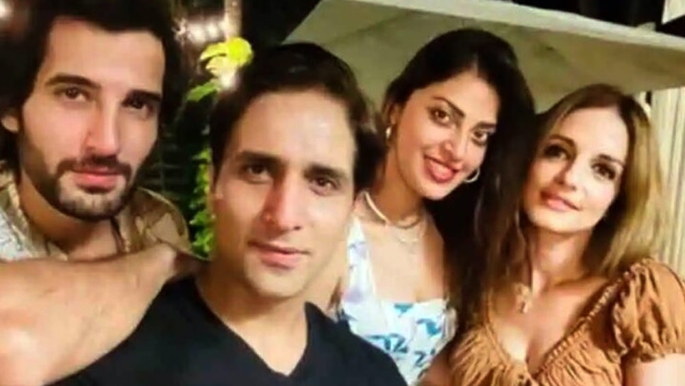 দু’জনকে নিয়ে গুঞ্জন শুরু হয়েছে বলিউডেও। তাতে কান পেতে এমনও শোনা যাচ্ছে যে, নতুন ‘বন্ধু’-র টানে সুজান মেলামেশা কমিয়েছেন পুরনো বন্ধুবান্ধবদের সঙ্গে। 