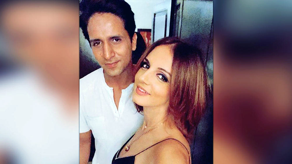 সুজানকে ইদানীং এই আর্সলানের সঙ্গেই বারবার দেখা যাচ্ছে। এমনকি জন্মদিনের পার্টিতেও আর্সলান পাশে এসে না দাঁড়ানো পর্যন্ত কেক কাটতে রাজি হননি সুজান। 