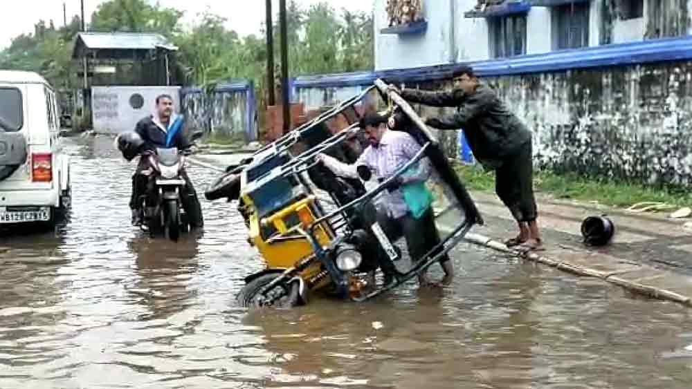 হাওড়ার জলমগ্ন কাশীপুর এলাকায় যাত্রী নিয়ে উল্টে গেল টোটো।