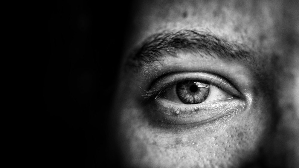 তবে যন্ত্র নিয়ে সমালোচনাও কম হচ্ছে না। অনেকে বলছেন যে, এই যন্ত্রটি আসলে গ্যাস চেম্বারকে মহিমান্বিত করার চেষ্টা ছাড়া আর কিছুই নয়। অনেকের মতে, এই যন্ত্রের মাধ্যমে প্রকৃতপক্ষে আত্মহত্যাকে সব ক্ষেত্রে মান্যতা দেওয়ার চেষ্টা করা হচ্ছে। 