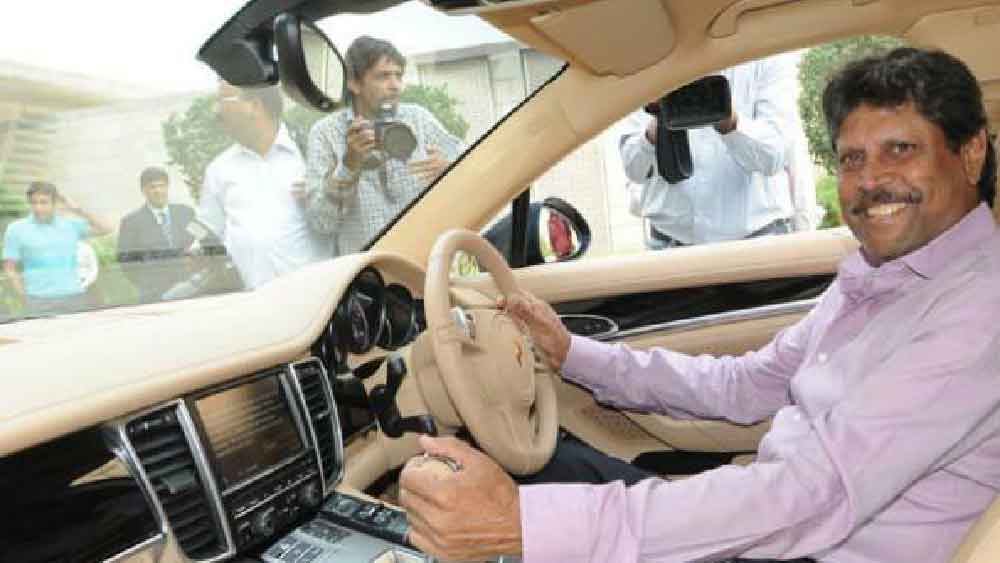 এ তো গেল বাড়ির কথা। ১৯৮৩-র বিশ্বকাপজয়ী দলের নায়কের বাহনের শখও বেশ রাজকীয়।  